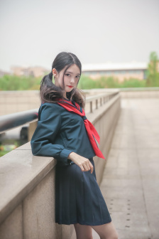 把皇上摁在龙椅上做臣子的典故